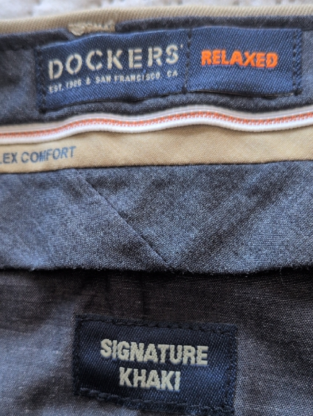 Dockers Men's, Signature Khaki, Relaxed Size 42/34 - Picture 7 of 10